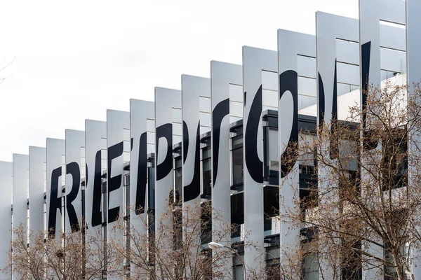 现代办公大楼。Repsol总部设在马德里 — 图库照片