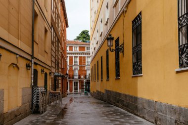 Madrid 'de Covid-19 salgını sırasında kapalı kaldırım kafesi olan dar bir sokak.
