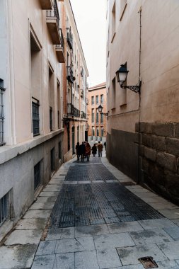 Central Madrid 'de Dar Yaya Caddesi' nden Yürüyen İnsanlar
