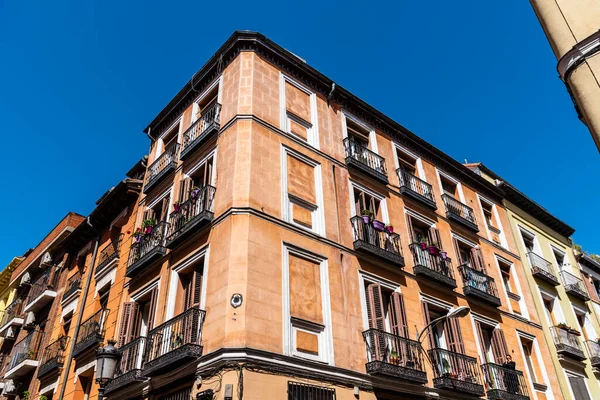 Baixo ângulo de vista de edifícios residenciais no centro histórico de Madrid — Fotografia de Stock