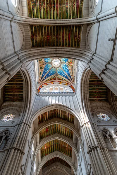 Innenraum der Madrider Kathedrale Santa Maria la Real de La Almudena — Stockfoto