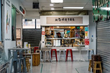 Madrid 'deki Küçük Restoran İçerideki Gıda Pazarı
