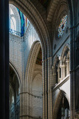 Madrid 'deki La Almudena Katedrali' nin iç manzarası