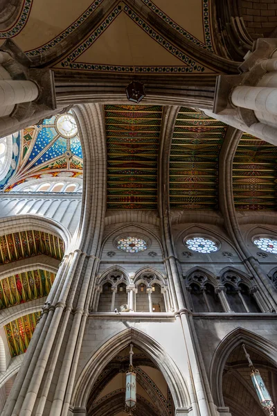 Interior de la Catedral de Madrid Santa Maria la Real de La Almudena — Foto de Stock