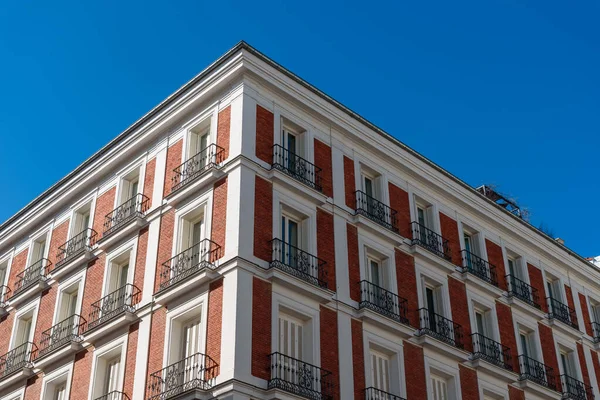 Madrid 'de balkonları olan eski lüks binalar. — Stok fotoğraf