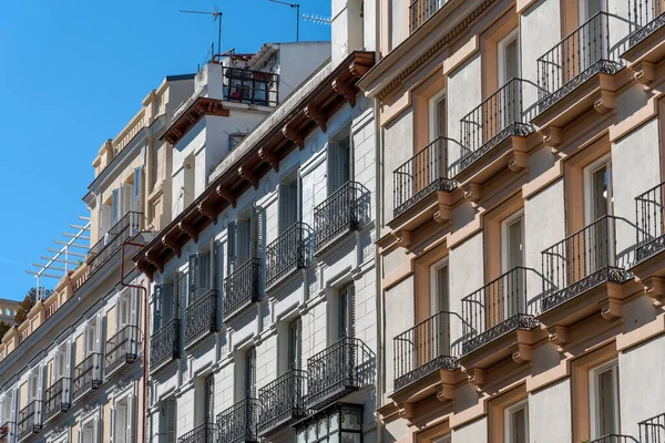 Oude luxe woongebouwen met balkons in Madrid — Stockfoto