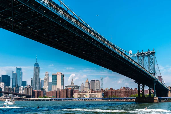 Puente de Manhattan y paisaje urbano de Nueva York desde East River — Foto de Stock