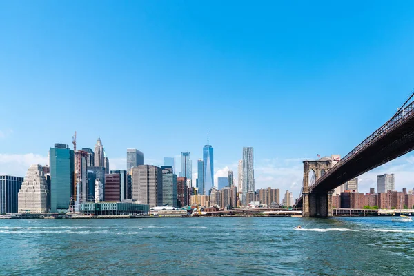 Puente de Manhattan y paisaje urbano de Nueva York desde East River — Foto de Stock