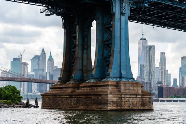Detalle del Pilar del Puente de Manhattan en Nueva York. Abutamiento de acero con conexiones de perno y remache — Foto de Stock