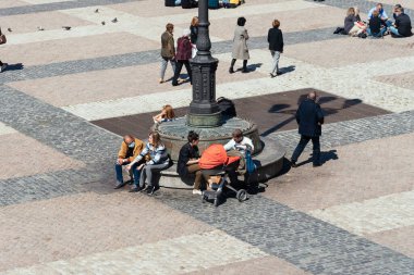 Madrid 'deki Plaza Belediye Başkanı Meydanı' nda insanların oturma ve yürüme zevki