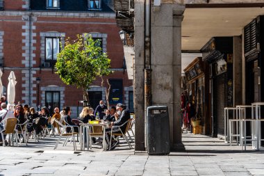 Covid-19 Coronavirus salgını sırasında Central Madrid 'de bir barın terasında eğlenen insanlar.