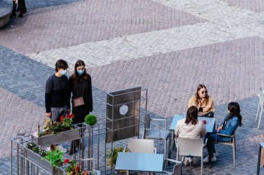 Madrid 'deki Plaza Belediye Başkanı Meydanı' nda insanların oturma ve yürüme zevki