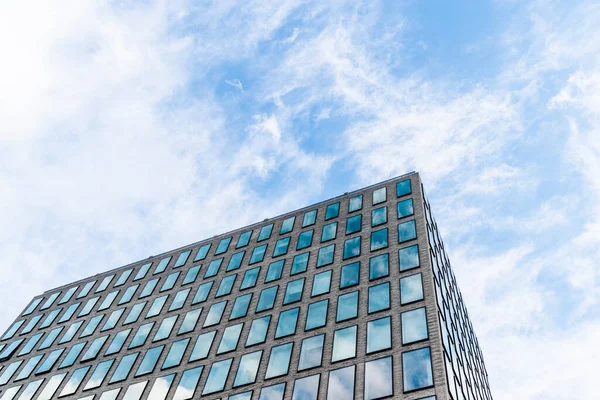 Nízký úhel pohledu na kancelář Budovy v Downtown District proti modré obloze. Technologické a finanční společnosti. — Stock fotografie