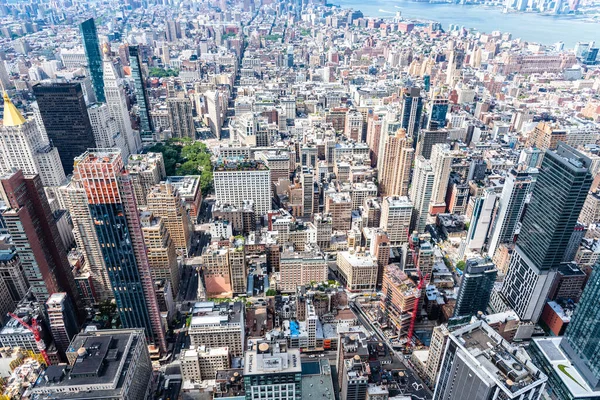 Vista aérea de Manhattan un día nebuloso en el verano — Foto de Stock