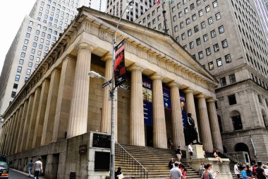 New York 'taki Federal Hall Ulusal Anıt Binası' nın alçak açılı görüntüsü