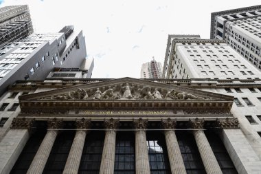New York 'taki Yeni Menkul Kıymetler Borsası binasının düşük açılı görüntüsü