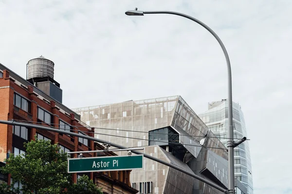 Cityscape of New York at Astor Place with Cooper Square building on background — Stock Photo, Image