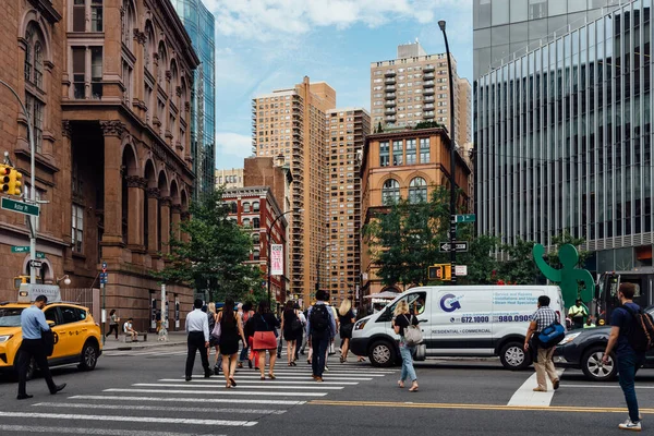 People crossing street in East Village in New York — Stock Photo, Image
