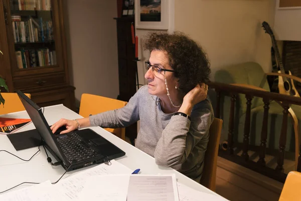 家に座っているノートパソコンで働く眼鏡をかけたビジネスマン — ストック写真