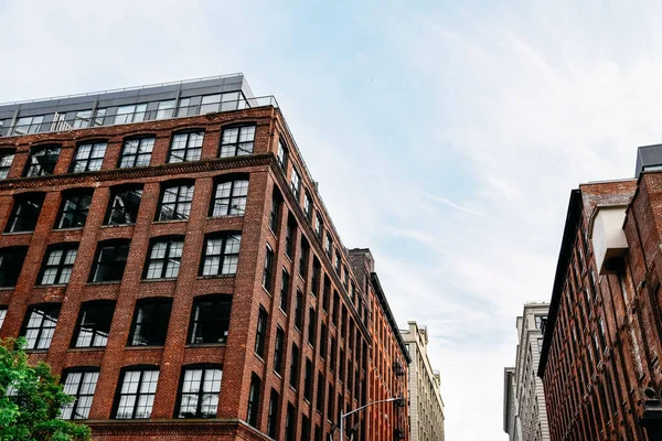 Edifícios industriais antigos com fachadas de tijolo em Brooklyn, — Fotografia de Stock