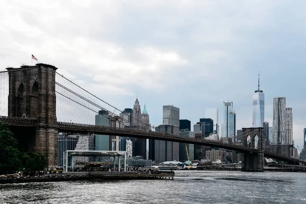 Icónica vista de la ciudad de Nueva York con Brooklyn Bridge — Foto de Stock