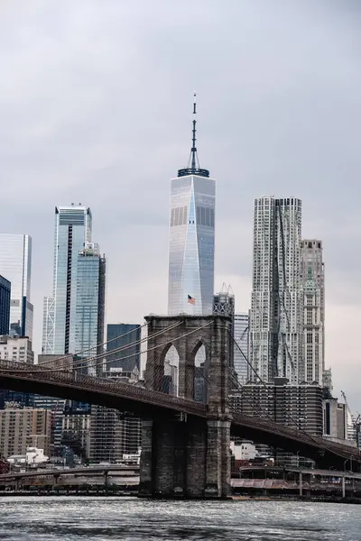 Icónica vista de la ciudad de Nueva York con Brooklyn Bridge — Foto de Stock