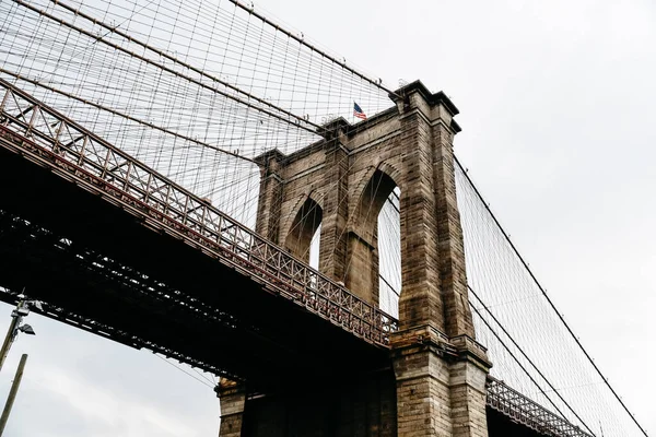 Vista icónica del puente de Brooklyn en la ciudad de Nueva York — Foto de Stock