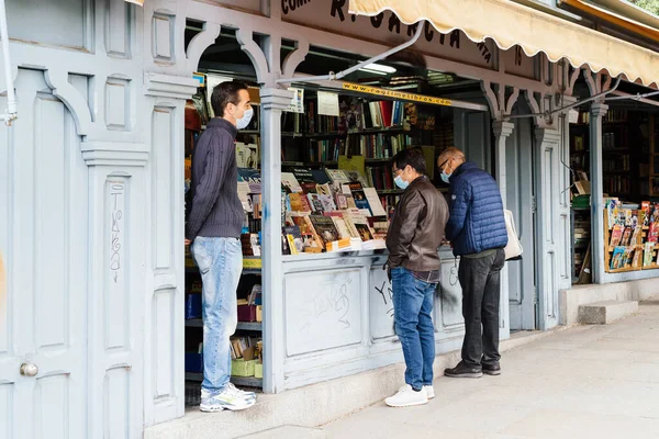 Madrid Cuesta de Moyano 'daki eski kitap fuarındaki insanlar. — Stok fotoğraf