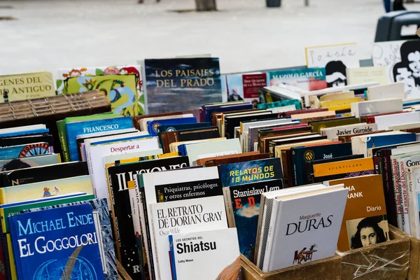 Bücherregal mit alten Büchern auf der Buchmesse in Cuesta de Moyano in Madrid — Stockfoto