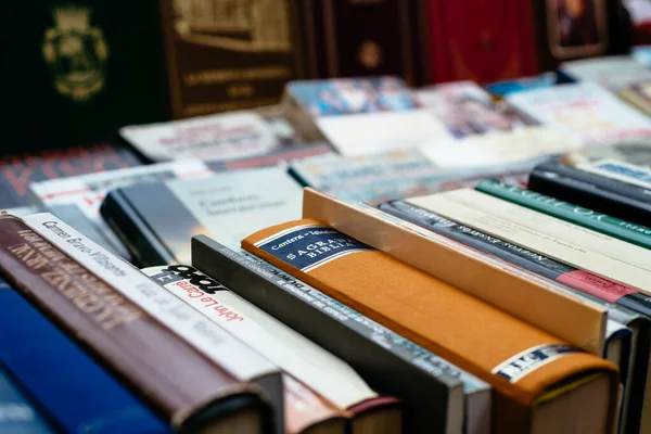 Madrid Cuesta de Moyano 'daki kitap fuarında eski kitaplarla dolu bir kitaplık. — Stok fotoğraf