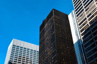 Seagram Binası, New York. Gökyüzüne karşı alçak açı görünümü