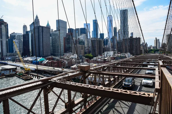 Coches de velocidad en Brooklyn Bridge en Nueva York — Foto de Stock