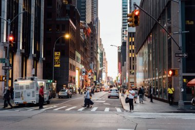 Günbatımında New York 'ta sokak manzarası