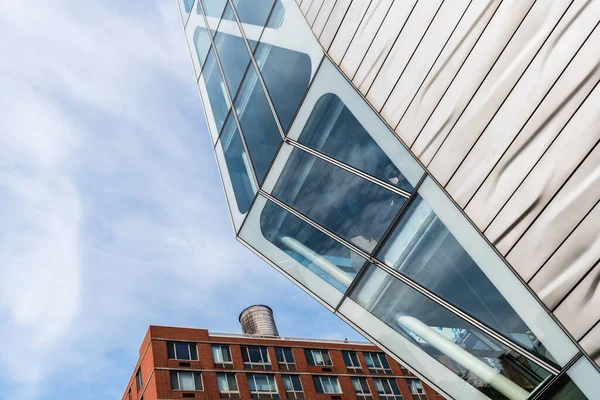 Futuristická kancelářská budova s kovovou a skleněnou fasádou v New Yorku — Stock fotografie