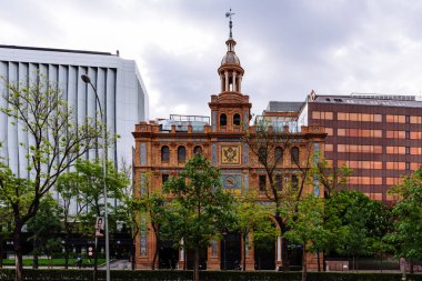 ABC Serrano alışveriş merkezinin Salamanca bölgesindeki Neo-Mudejar cephesi