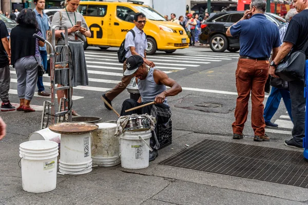 Homme noir jouant de la batterie à New York — Photo