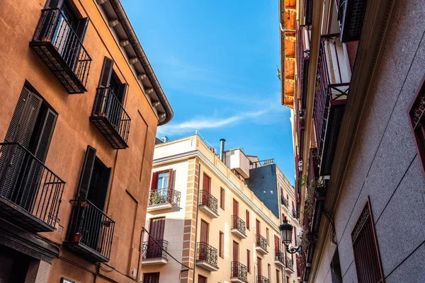 Edificios residenciales tradicionales en el barrio de Las Letras en el centro de Madrid — Foto de Stock