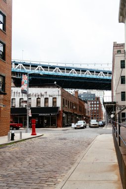 Brooklyn 'deki DUMBO bölgesinin sokak manzarası. New York Şehri