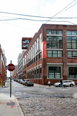 Brooklyn 'deki DUMBO bölgesinin sokak manzarası. New York Şehri