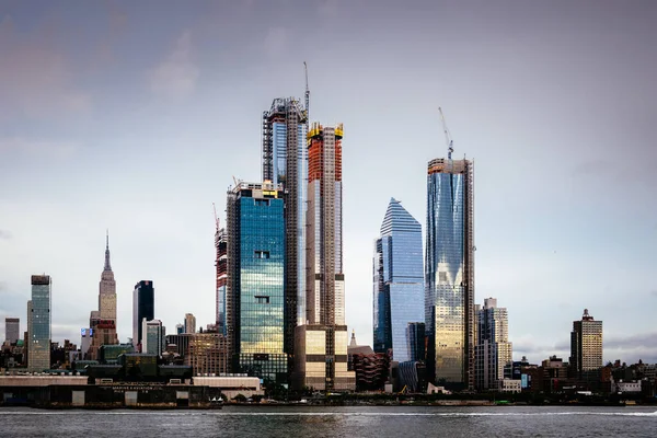 Arranha-céus em construção na área de Hudson Yards em Nova York — Fotografia de Stock