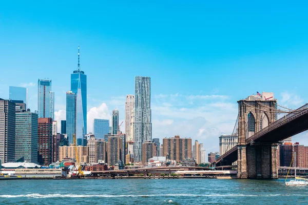 Puente de Manhattan y paisaje urbano de Nueva York desde East River — Foto de Stock