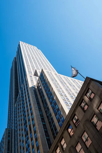 Vista a basso angolo dell'Empire State Building a New York — Foto Stock