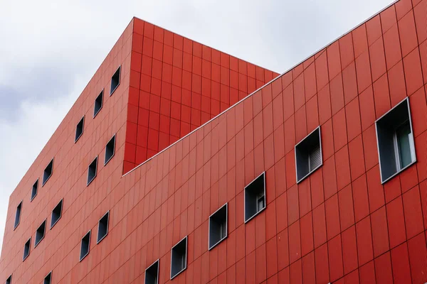 Gökyüzüne karşı San Manuel Gonzalez Kilisesi 'nin dış görünüşü. Havalandırmalı seramik cephe