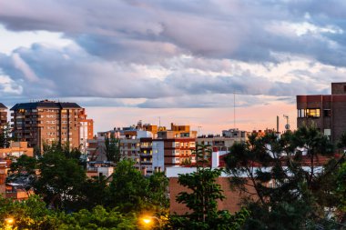Madrid 'in yerleşim bölgesi. Gün batımında görüntüle