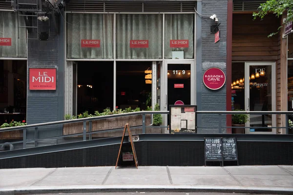 De Cave Facade van Le Midi Karaoke. Bar en Restaurant in New York — Stockfoto