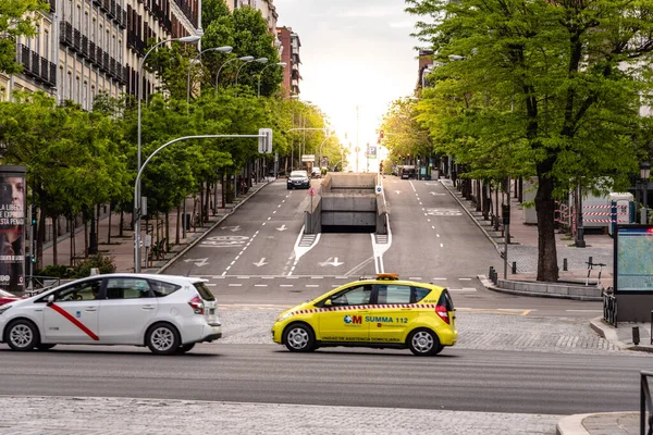 Summa 112 usługi zdrowotne samochód przejazd Castellana Avenue w Madrycie — Zdjęcie stockowe