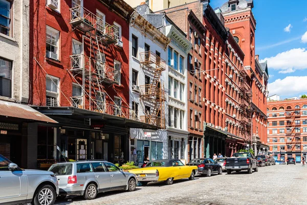 Уличная сцена в Трайбеке с классическим желтым Кадиллаком Эльдорадо, Нью-Йорк — стоковое фото