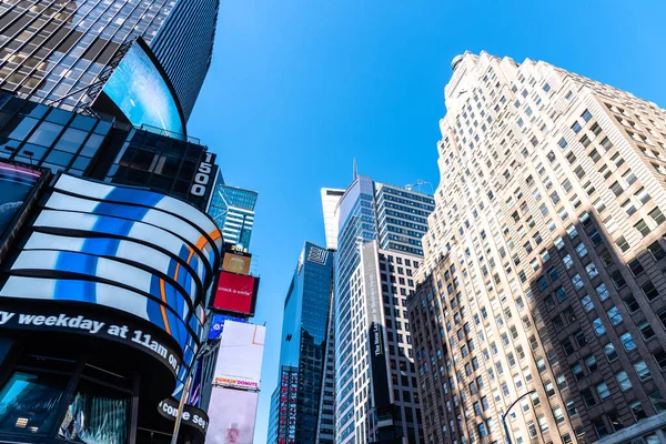 Low angle view van wolkenkrabbers in Times Square in New York — Stockfoto