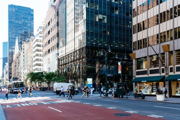 Persone che attraversano la Fifth Avenue a New York — Foto Stock