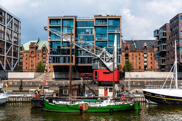 Cityscape with ships moored on the harbour and luxury residential modern buildings in Hamburg — Stock Photo, Image